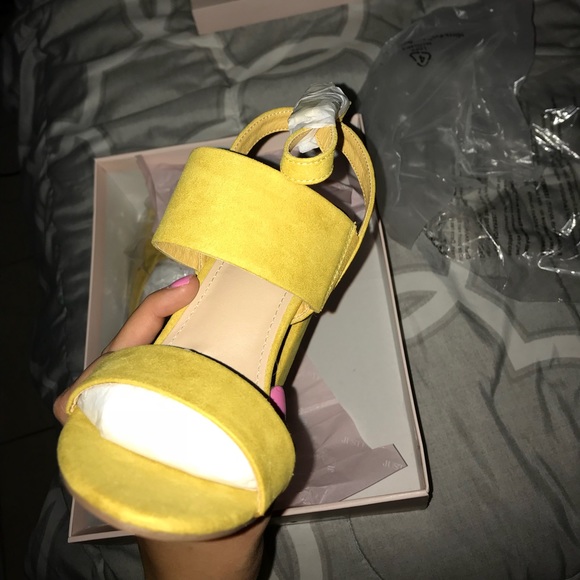 yellow/ mustard shoes - Picture 3 of 3